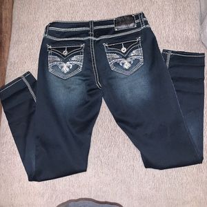 Hydraulic heavy stitch with embroidered pockets